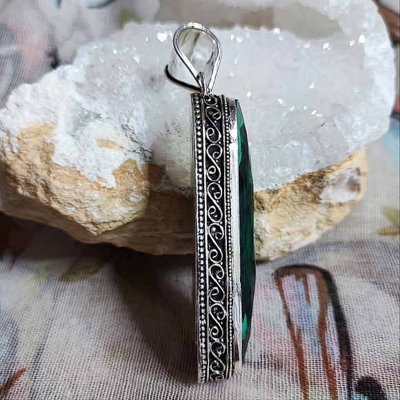 Emerald Green Elongated Faceted Glass Crystal Stone Sterling Silver 925 Pendant - Picture 9 of 15